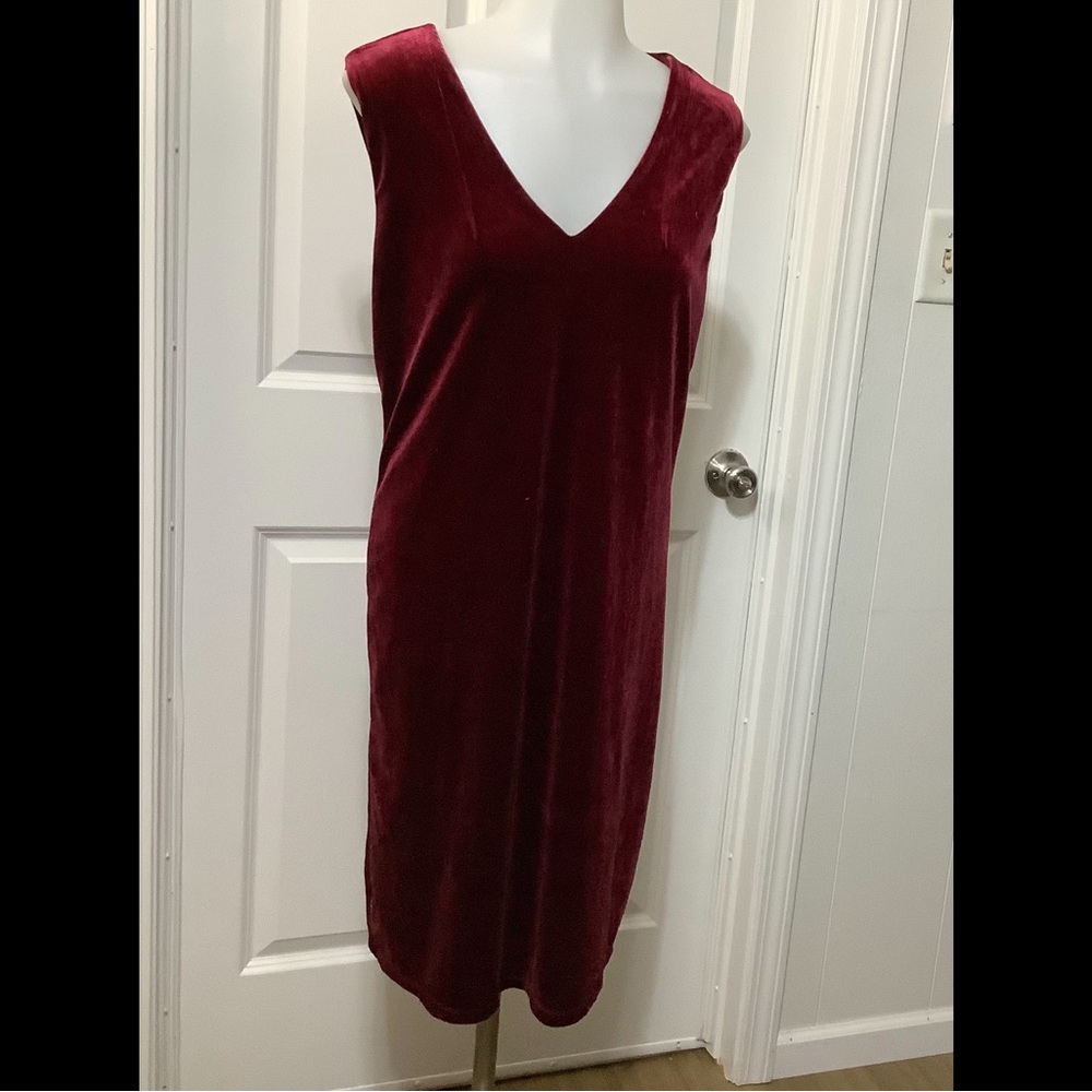 Premise Velvet V-Neck Midi Dress - Deep Red size medium.